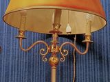 une lampe posée sur une table sur laquelle se trouve une autre lampe