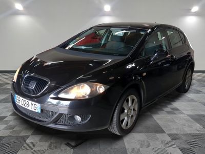 la photo d'une voiture noire garée dans un garage