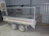 un camion équipé d'une cage à l'arrière, dans un garage