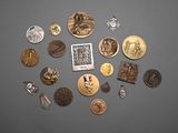 beaucoup de pièces qui sont sur la table