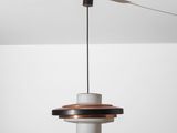 un luminaire noir et blanc suspendu au plafond