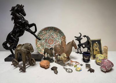 un grand nombre d'objets posés sur une table