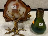 deux vases posés l'un à côté de l'autre sur une table