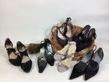 plusieurs paires de chaussures noires posées sur un panier en osier