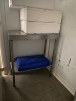 Une table rectangulaire en inox à tablette médiane Dimension… (photo 2)