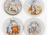 quatre assiettes en porcelaine sur lesquelles figurent une femme et un enfant