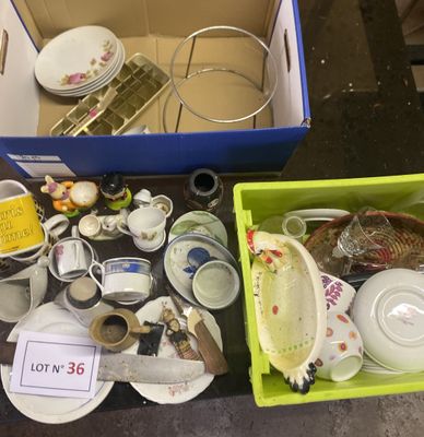 une boîte remplie d'assiettes et de bols posée sur une table