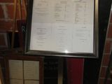 une photo d'une photo d'un menu posé sur un présentoir