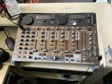 une photo d'un contrôleur DJ posé sur un bureau