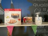 une boîte de pizza posée sur une étagère à côté d'un mixeur