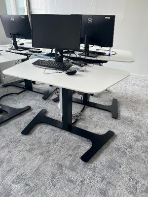 deux écrans d'ordinateur sur un bureau avec un clavier et une souris