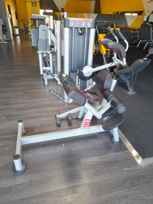 une machine posée sur le sol de la salle de sport