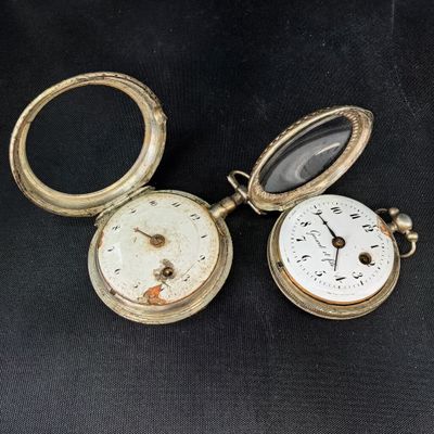 trois types différents de montres de poche sur un fond noir