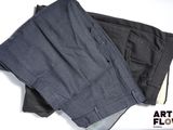 deux pantalons pour homme posés l'un à côté de l'autre sur une surface blanche