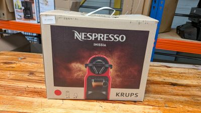 une boîte de Nespresso Krups posée sur une table