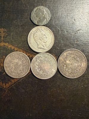 quatre types de pièces différents posés sur une table