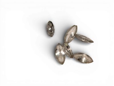 Six petits diamants taille navette sur papier
