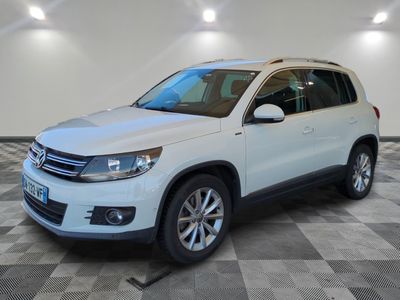 le SUV blanc de Volkswagen est garé sur un carrelage à carreaux