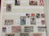 un livre dont les pages sont ornées de timbres et sur lequel figure la photo d'une femme