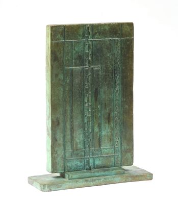 sculpture représentant une porte, posée sur un socle, avec un fond blanc