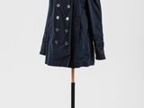 une photo d'un manteau posé sur un mannequin, sur fond blanc