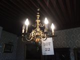un lustre auquel sont suspendues de nombreuses bougies