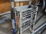 un support métallique sur lequel repose une batte de baseball, dans un garage