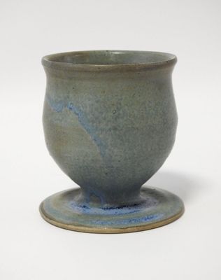 un gros plan d'une tasse posée sur une soucoupe
