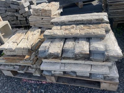 un tas de bois empilé sur une palette