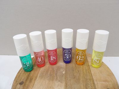 six flacons de vernis à ongles posés sur une planche en bois