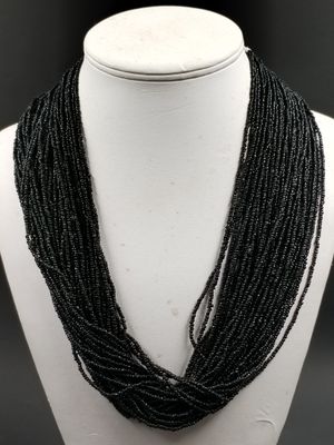 gros plan d'un collier sur un mannequin mannequin