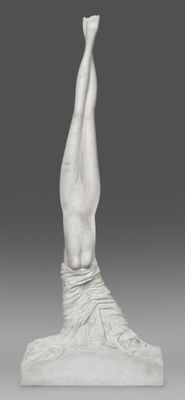 une image représentant une statue d'une personne faisant le poirier