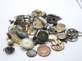 une pile de bijoux assortis sur une surface blanche