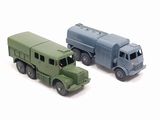 deux camions miniatures posés côte à côte sur une surface blanche