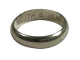une image d'une bague sur laquelle sont gravés les mots « foi » et « gloire »
