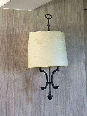 une lampe accrochée au mur de la pièce