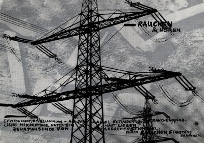 une photo en noir et blanc d'une ligne électrique