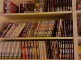 une étagère remplie de DVD et de films dans une pièce