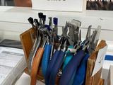 de nombreux types de pinces dans un porte-outils en bois