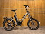 un vélo garé devant un mur en bois