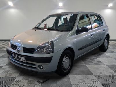 la photo d'une voiture argentée garée dans un garage