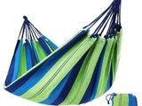 un hamac rayé bleu et vert suspendu à une corde