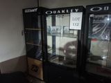 une vitrine contenant de nombreux objets