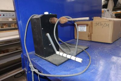 l'image d'une machine qui travaille sur une feuille de papier