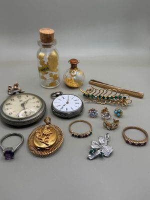 un grand nombre d'objets différents posés sur une table