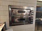 une photo d'une cuisine professionnelle équipée d'un four en acier inoxydable