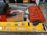une boîte d'outils posée sur un établi