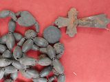un tas d'objets métalliques posés sur une surface rouge