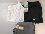 trois paires de shorts Nike pour homme et une paire de shorts Nike pour homme