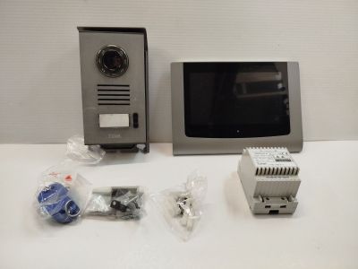 un téléviseur et d'autres appareils électroniques posés sur une table
